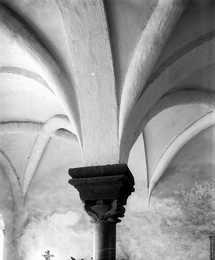 Intérieur, salle capitulaire, chapiteau, départ de voûtes