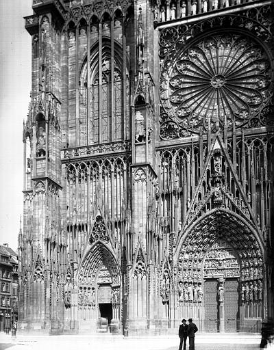 Extérieur, façade ouest, portails centraux et de gauche