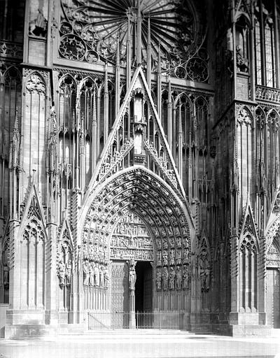 Extérieur, façade ouest, portails centraux et de gauche