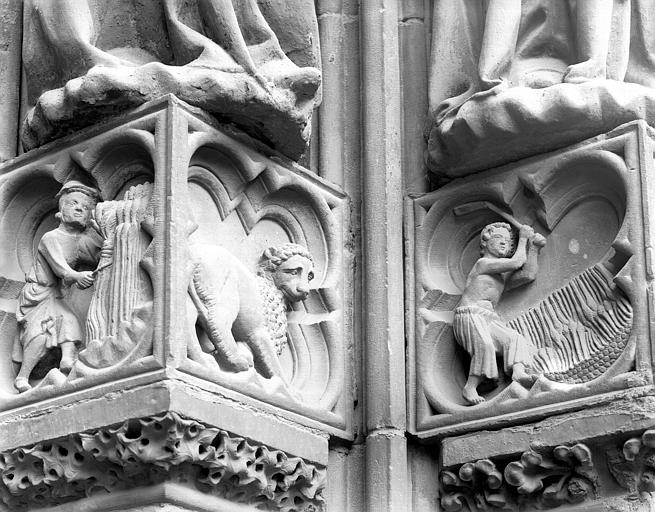 Extérieur, façade ouest, portail côté sud, soubassement des Vierges folles : scènes agraires (moisson et battage des blés), signe zodiacal du lion