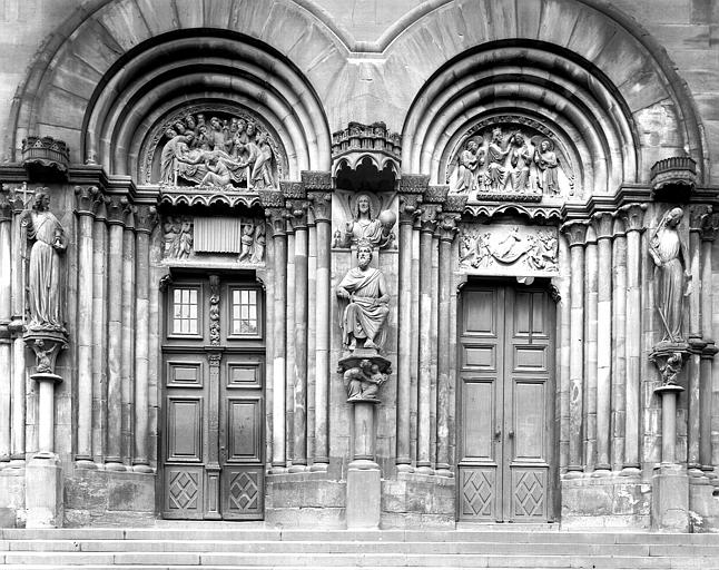 Extérieur, façade latérale sud, portail