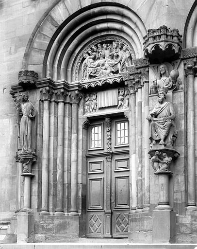 Extérieur, façade latérale sud, portail, côté dextre