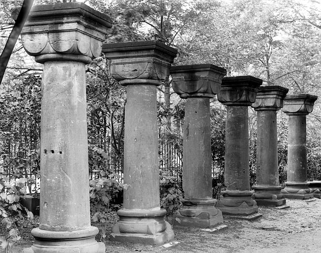 Colonnes de l'église de Mutzig dans les jardins