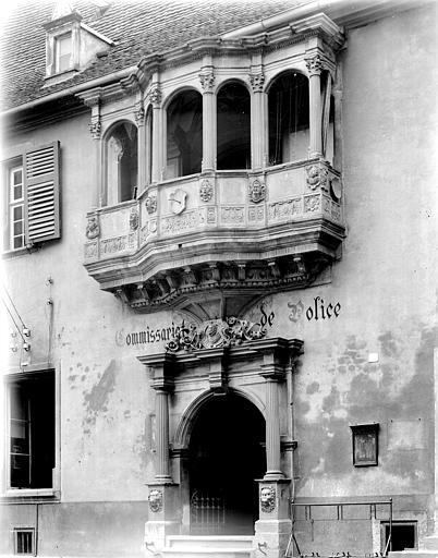 Façade, détail : porte et balcon