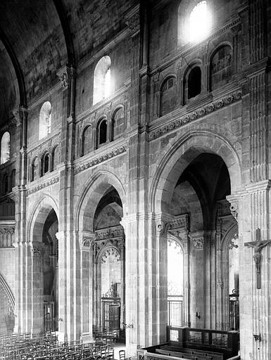 Intérieur, nef, vue diagonale vers le nord-ouest