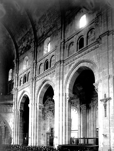 Intérieur, nef, vue diagonale vers le nord-ouest