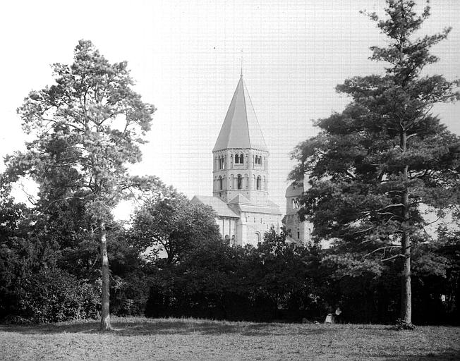 Eglise : Clocher de l'Eau-Bénite, pris du nord-ouest