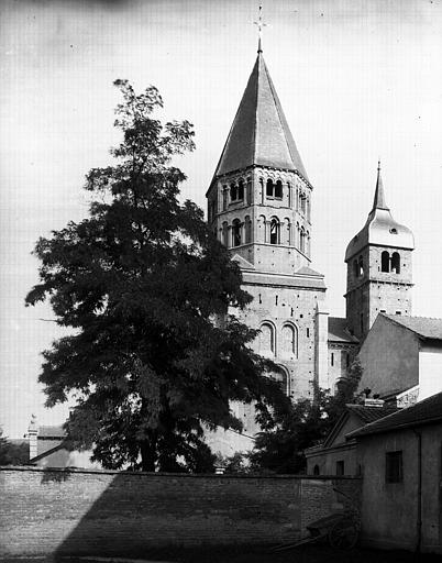 Eglise : Clocher de l'Eau-Bénite et clocher de l'Horloge, pris du nord-ouest