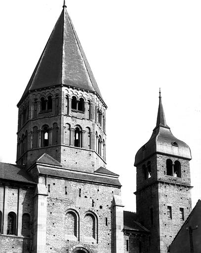 Eglise - Grand transept sud, côté ouest : Clocher de l'Eau-Bénite et clocher de l'Horloge