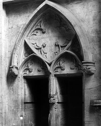 Eglise. Intérieur, porte latérale