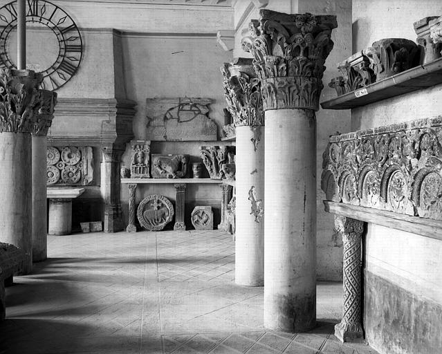 Salle : chapiteaux et fragments de sculptures provenant de l'ancienne église abbatiale