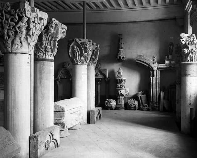 Salle : chapiteaux et fragments de sculptures provenant du choeur de l'ancienne église abbatiale