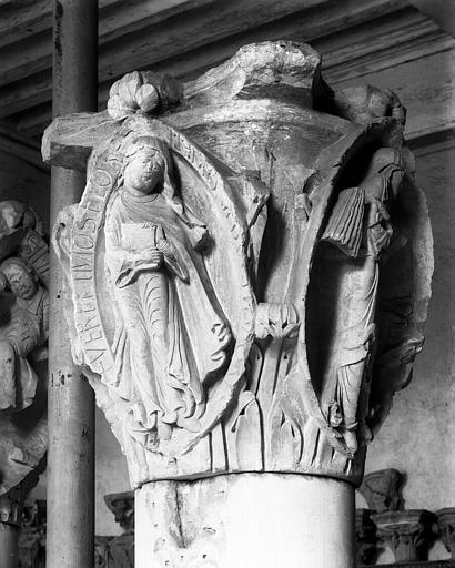 Chapiteau provenant du choeur de l'ancienne église abbatiale : Le Printemps