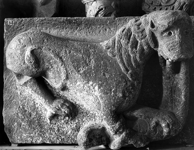 Fragment de sculpture déposée : lion dévorant une proie