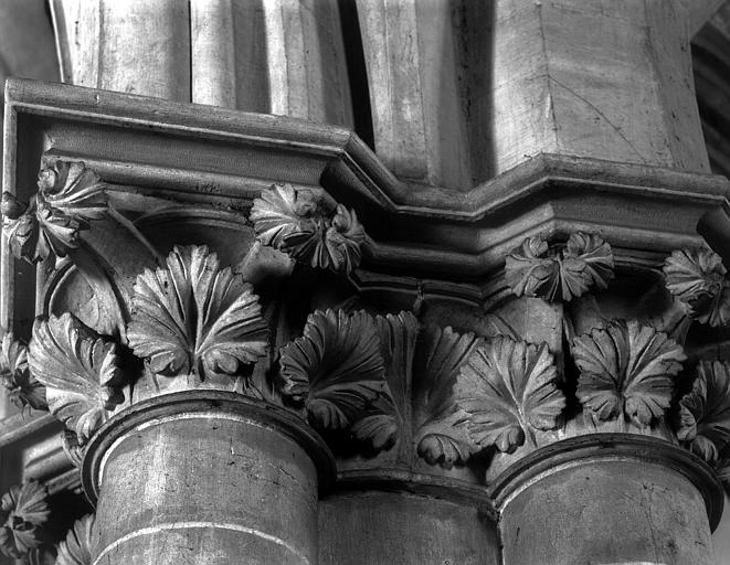 Intérieur, groupe de chapiteaux de la nef à décor feuillagé