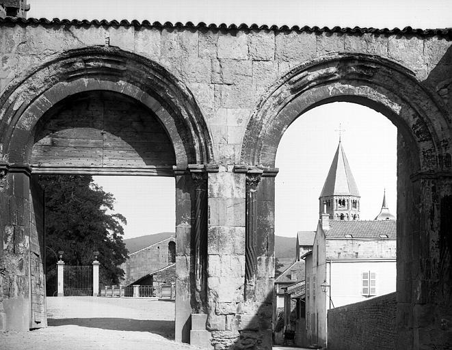 Porte double de l'enceinte de l'abbaye