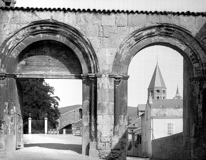 Porte double de l'enceinte de l'abbaye