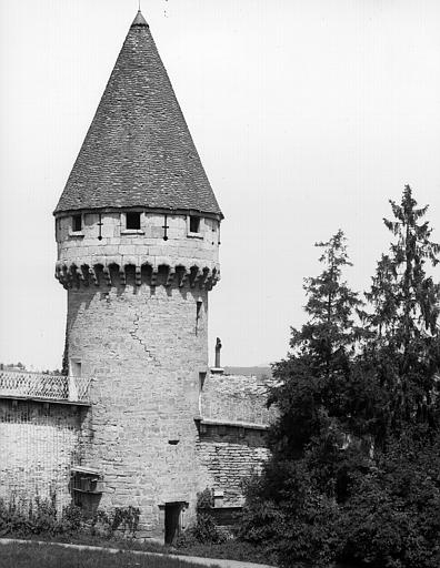 Tour Fabry, fortifications du 11e siècle