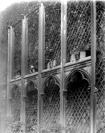 Jardin, arcatures déposées de l'ancienne chapelle de la Vierge