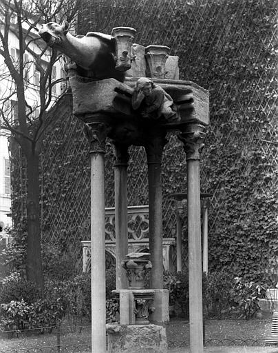 Jardin, arcatures déposées de l'ancienne chapelle de la Vierge