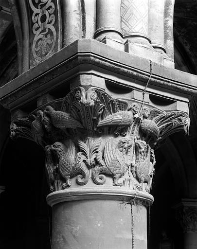 Intérieur, choeur côté nord, chapiteau de la quatrième colonne : animaux ailés fabuleux dans un déocr feuillagé (harpies)