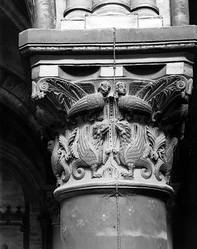 Intérieur, choeur côté nord, chapiteau de la quatrième colonne : animaux ailés fabuleux dans un déocr feuillagé (harpies)