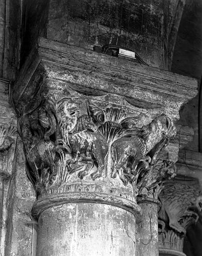 Intérieur, déambulatoire côté nord, chapiteau de la quatrième pile, face sud : lions adossés dans un décor feuillagé