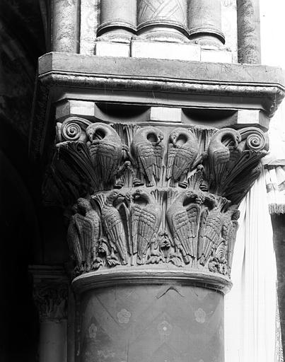 Intérieur, choeur côté nord, chapiteau de la cinquième colonne : oiseaux