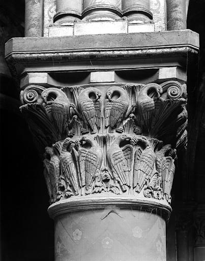 Intérieur, choeur côté nord, chapiteau de la cinquième colonne : oiseaux