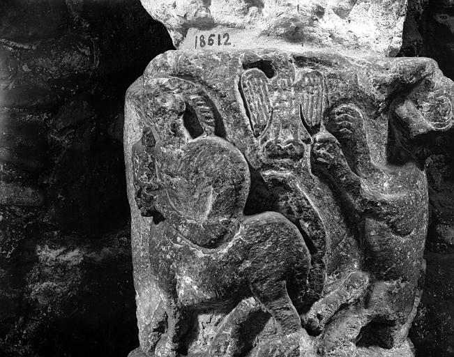 Chapiteau de la nef déposé : Samson attaque le lion de Thanhata et le dompte