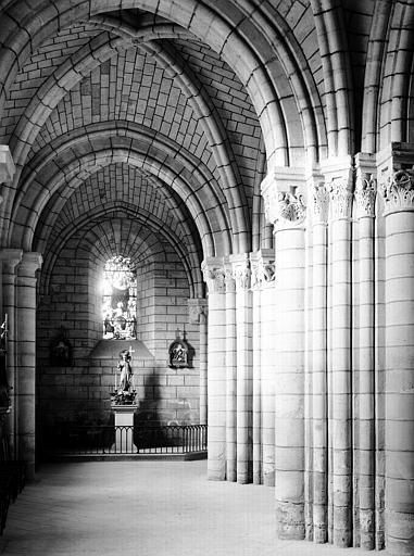 Intérieur, travée de collatéral, vue prise vers l'autel