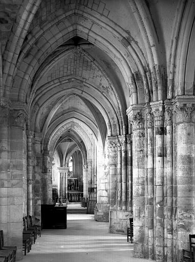 Intérieur, travée de collatéral, vue prise vers la croisée du transept