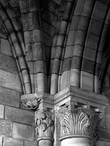 Intérieur, chapiteau à la retombée d'une voûte d'un collatéral à décor feuillagé et tête de monstre