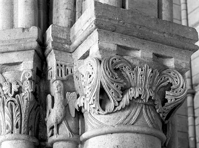 Intérieur, chapiteau du collatéral sud, troisième pile de la nef, à décor feuillagé et harpie