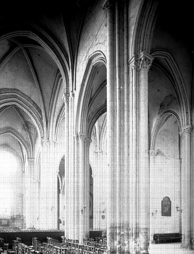 Intérieur, grandes arcades ouest du transept vers le sud-est