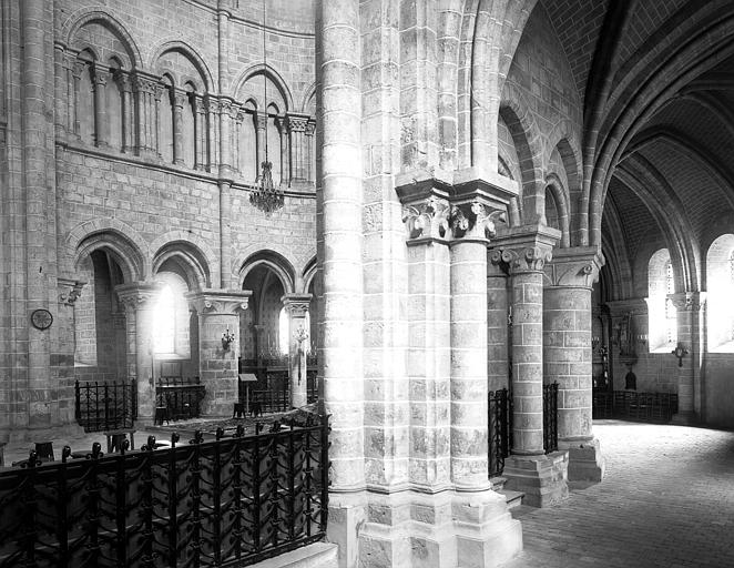 Intérieur, partie sud du choeur, déambulatoire vers le nord-est