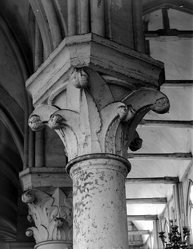 Intérieur, chapiteau à décor feuillagé (volutes)