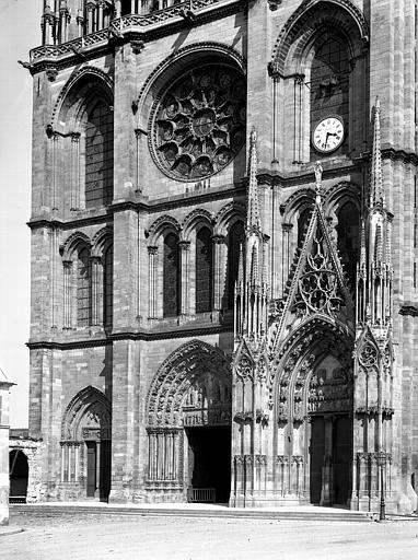 Extérieur, façade ouest (sans les tours)