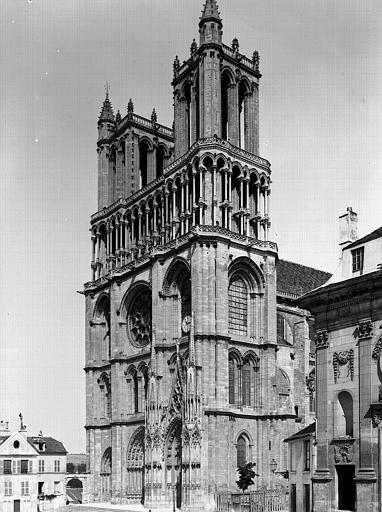 Extérieur, façade ouest, vue prise du sud