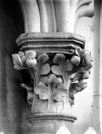 Intérieur, chapiteau d'arcature à décor feuillagé