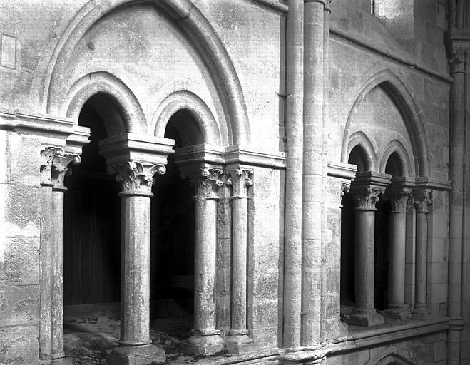 Intérieur, galerie du triforium de la nef