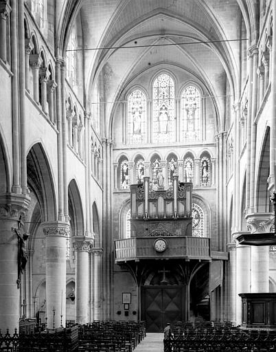 Intérieur, nef vue du choeur, orgues