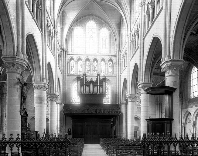 Intérieur, nef vue du choeur, orgues