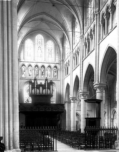 Intérieur, nef vue du choeur, orgues