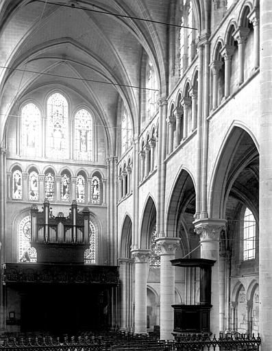 Intérieur, nef vue du choeur, orgues