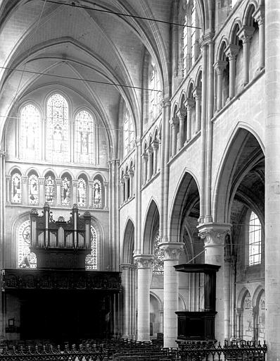 Intérieur, nef vue du choeur, orgues