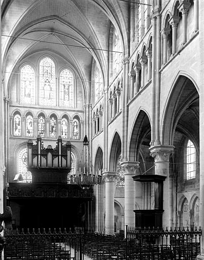 Intérieur, nef vue du choeur, orgues