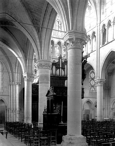 Intérieur, vue diagonale vers les orgues