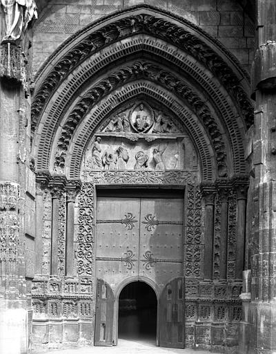 Extérieur, façade ouest, portail sud dit Saint-Etienne