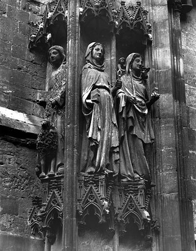 Extérieur, croisillon nord, retour du portail des Libraires : statues de sainte Marie l'Egyptienne, sainte Apoline et sainte Geneviève